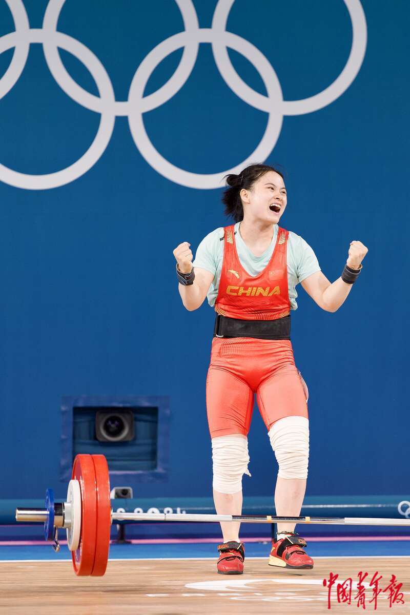 包含举重比赛选手力拔头筹，夺得金牌的词条