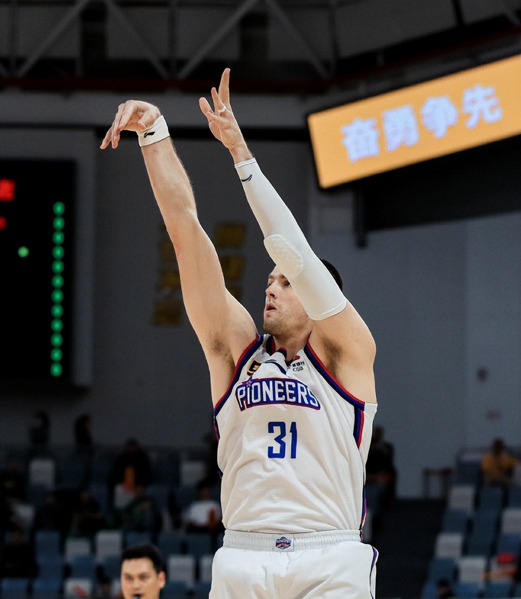 大卫-詹姆斯因伤缺席下轮比赛，球队备战受挑战