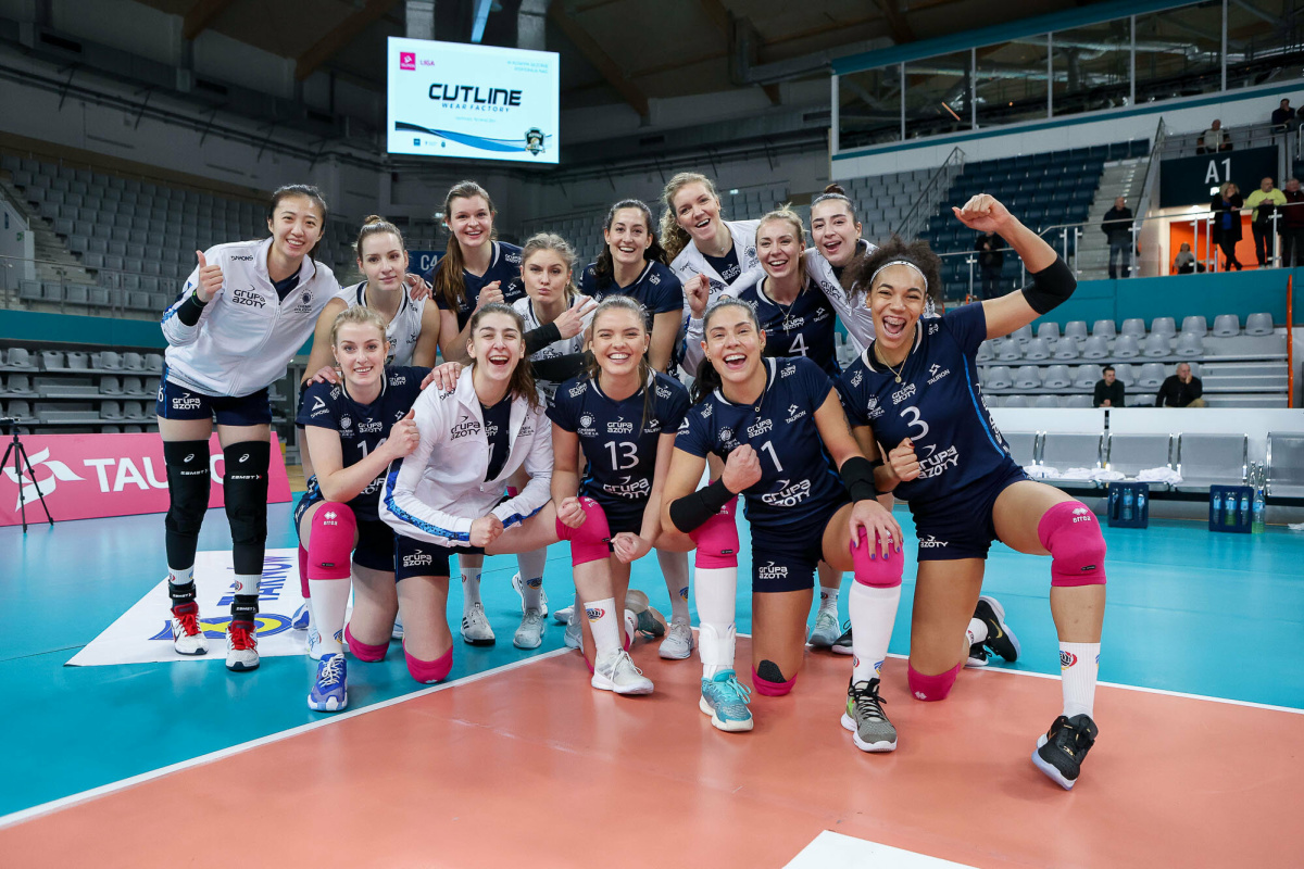 波兰女足队员集体训练,备战国际邀请赛! 波兰女足队员集体训练,备战国际邀请赛!