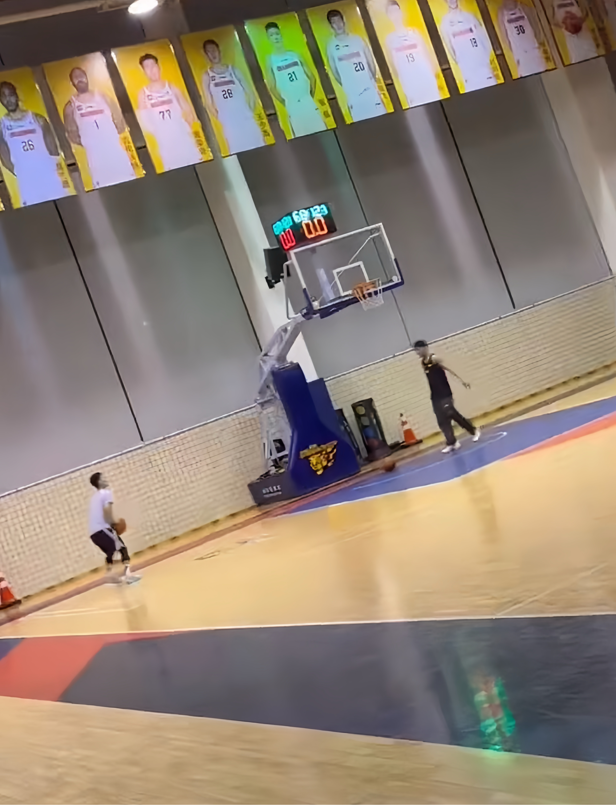 关于激烈对决场面激动人心，球员奋勇争先的信息