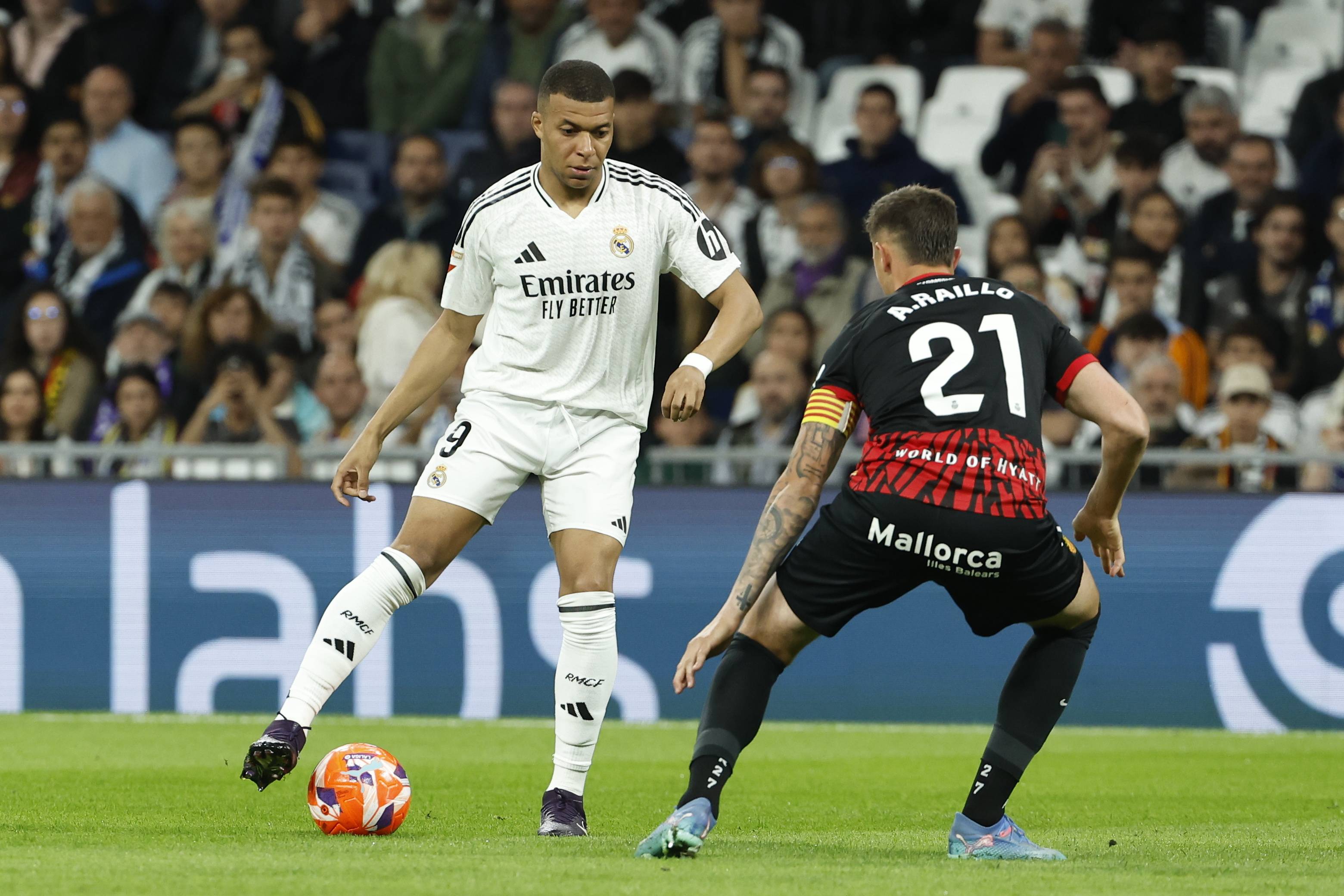 AC米兰主场大胜,稳居积分榜前列 AC米兰主场大胜,稳居积分榜前列