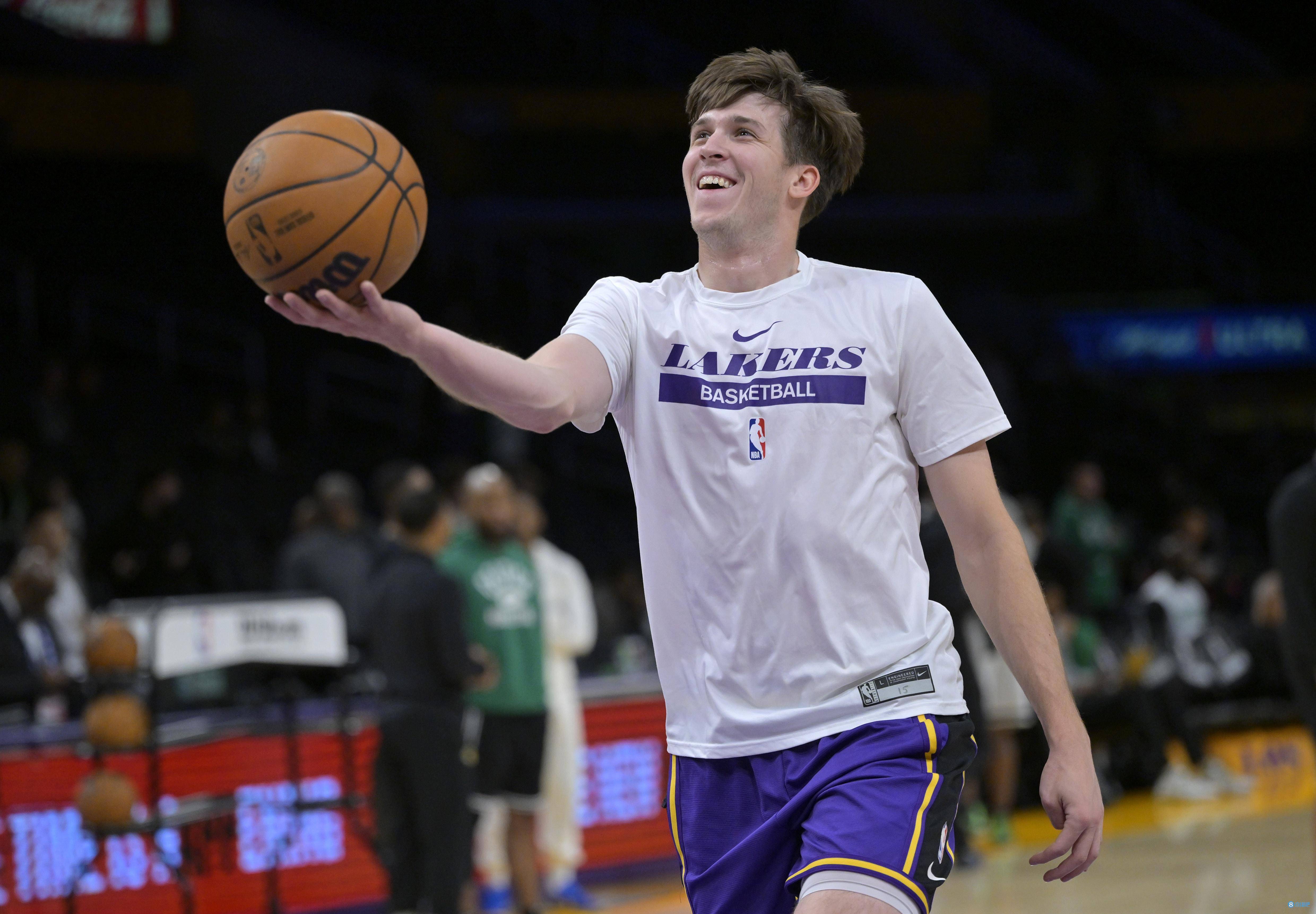 湖人年轻球员秀发挥出色，助球队提振士气