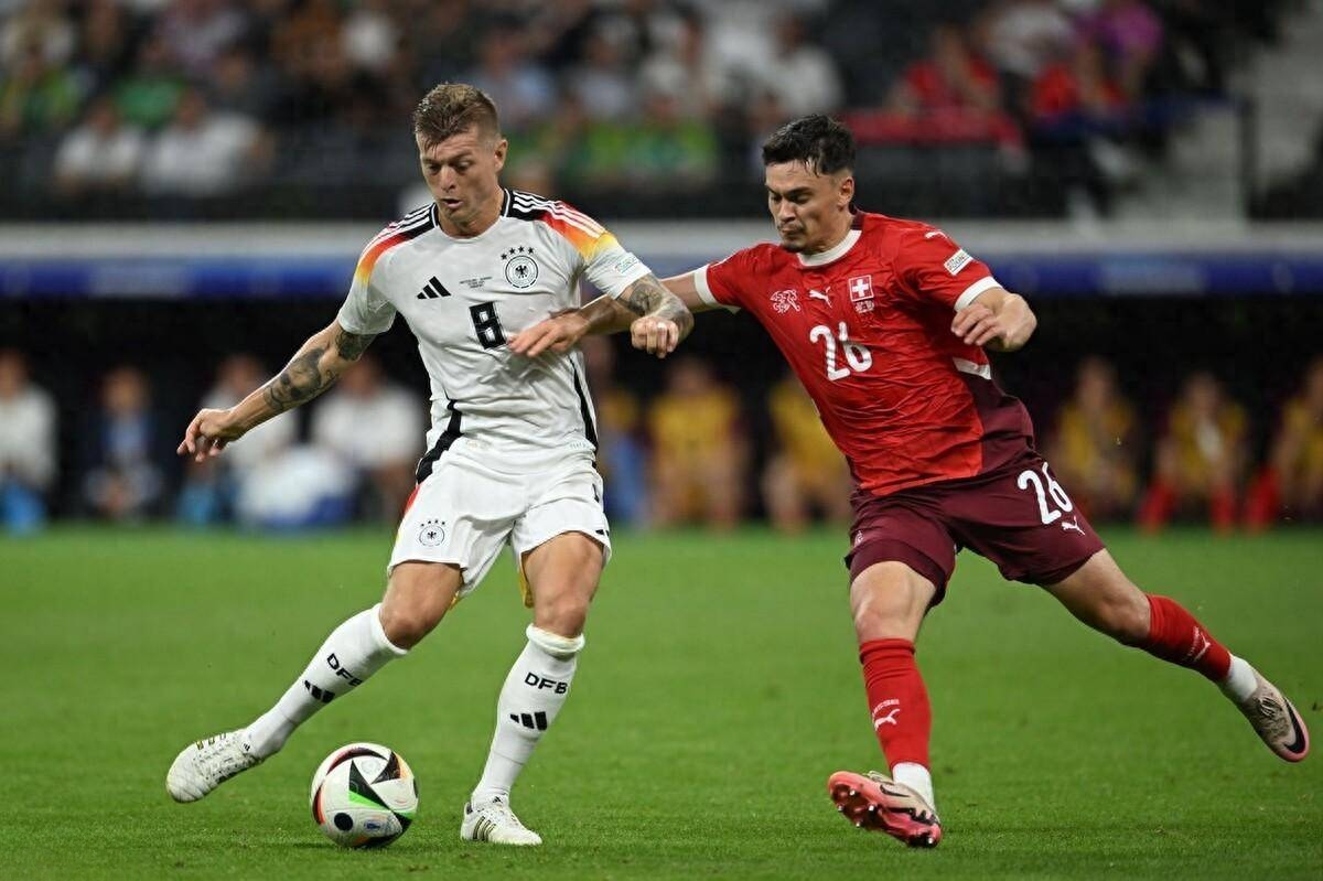 丹麦足球队在比赛中大胜对手实现四连胜