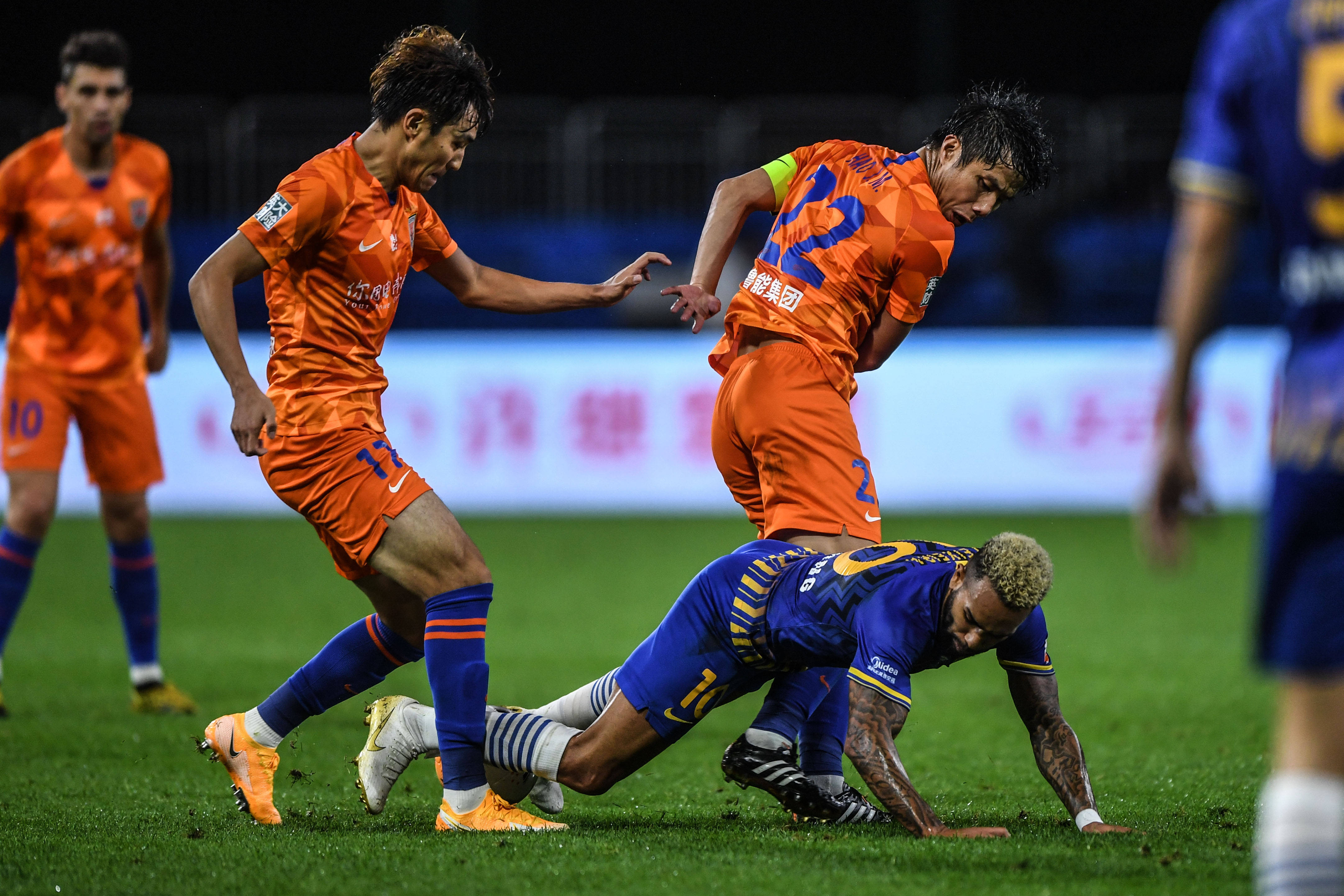 江苏苏宁客场战平鲁能，终结连败的简单介绍