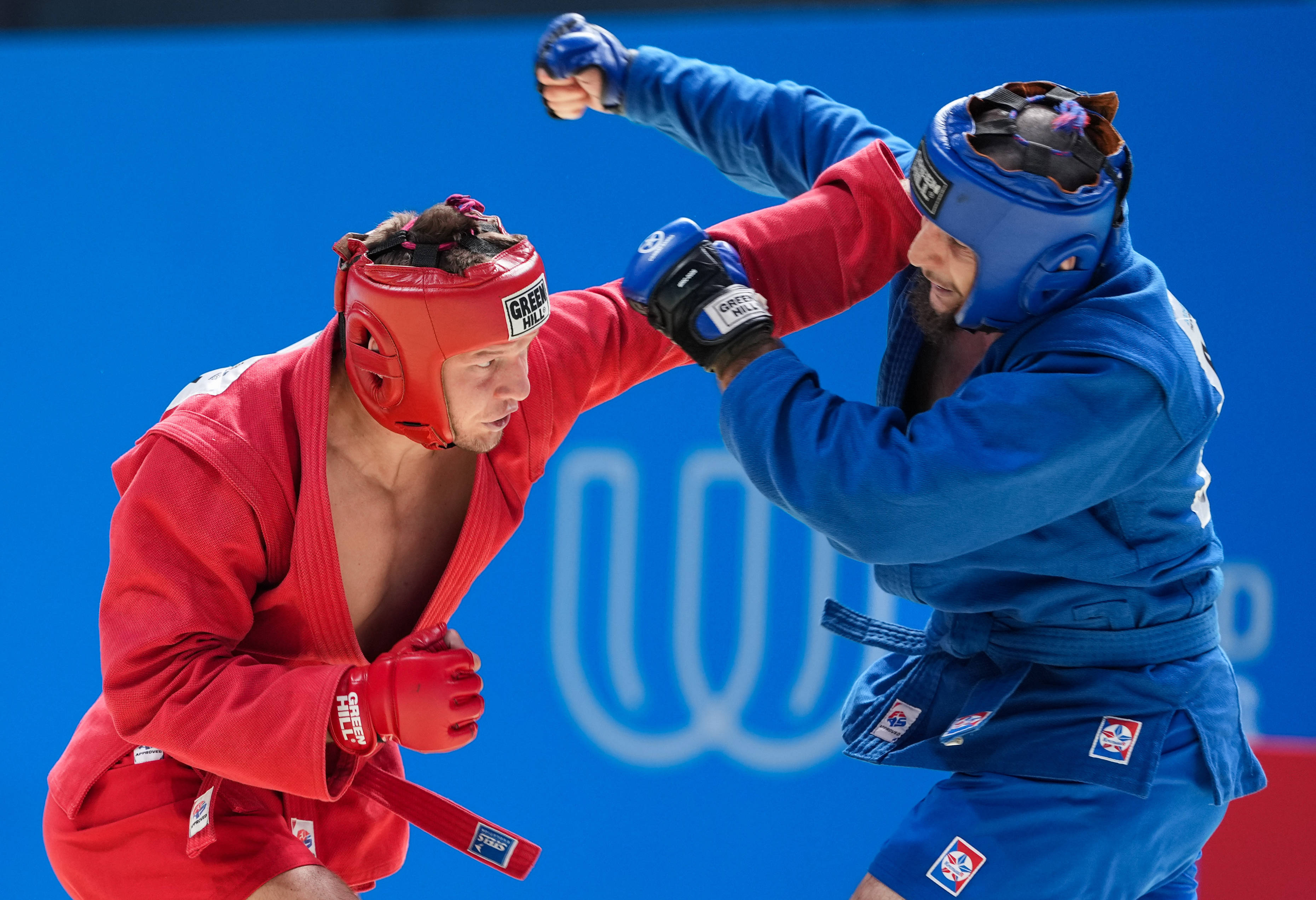 包含拳击擂台上搏杀正酣，坦桑尼亚选手浴血奋战的词条