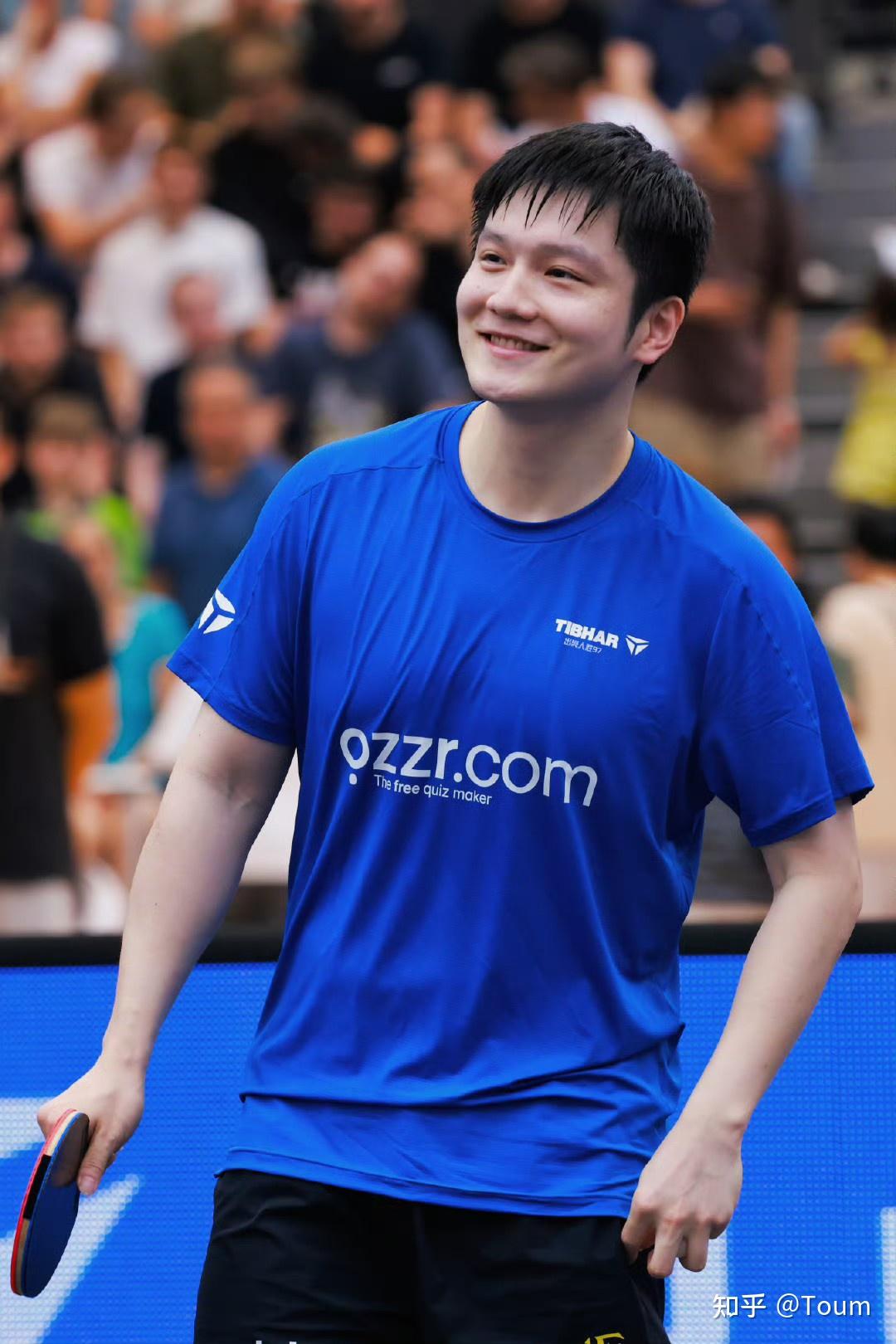 中国乒乓球队险胜奥地利乒乓球队，樊振东完成帽子戏法