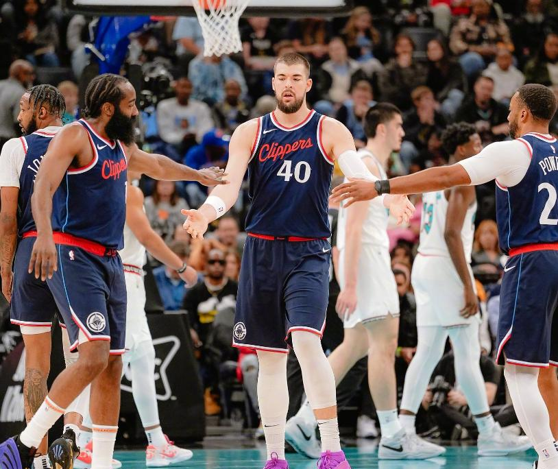 青岛队鏖战灰熊，布克统治全场的简单介绍