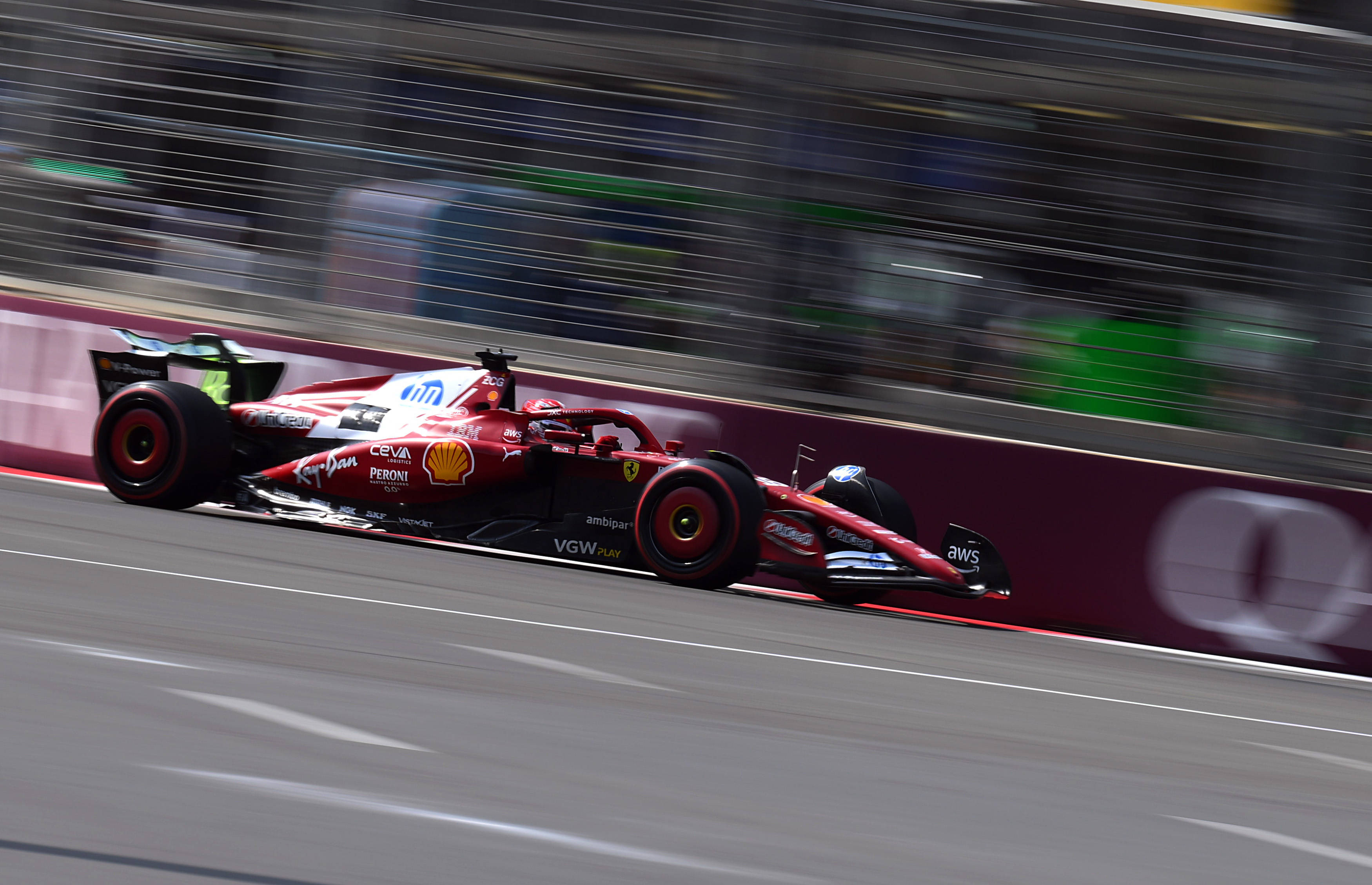 关于迈凯伦力克雷诺车队，汉密尔顿带队取胜的信息