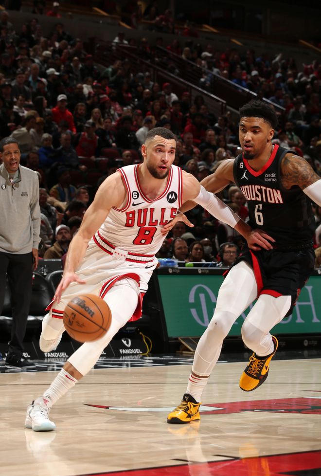 广州队碾压火箭，德罗赞扛起全队