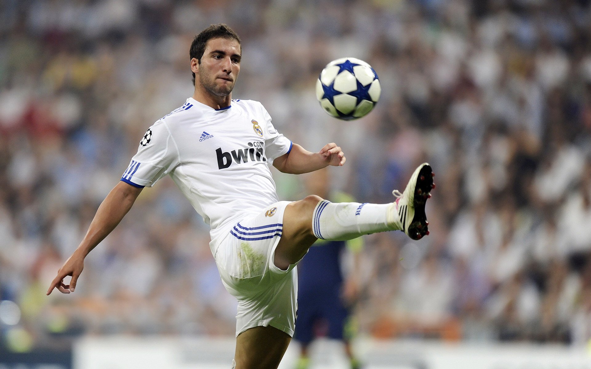 赛道上的逆袭，威廉姆斯鏖战梅赛德斯，周冠宇带队取胜